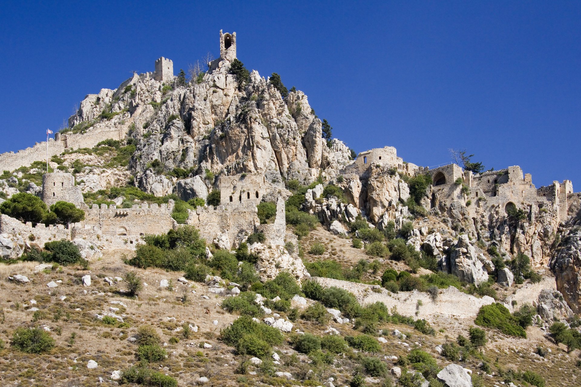 St. Hilarion Kalesi &ndash; Beşparmak Dağları&rsquo;nın Zirvesindeki Efsanevi G&ouml;zetleyici