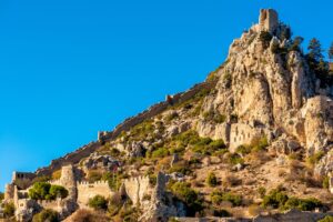 St. Hilarion Kalesi Tarihçesi – Ortaçağ’ın Zirvedeki Muhafızı