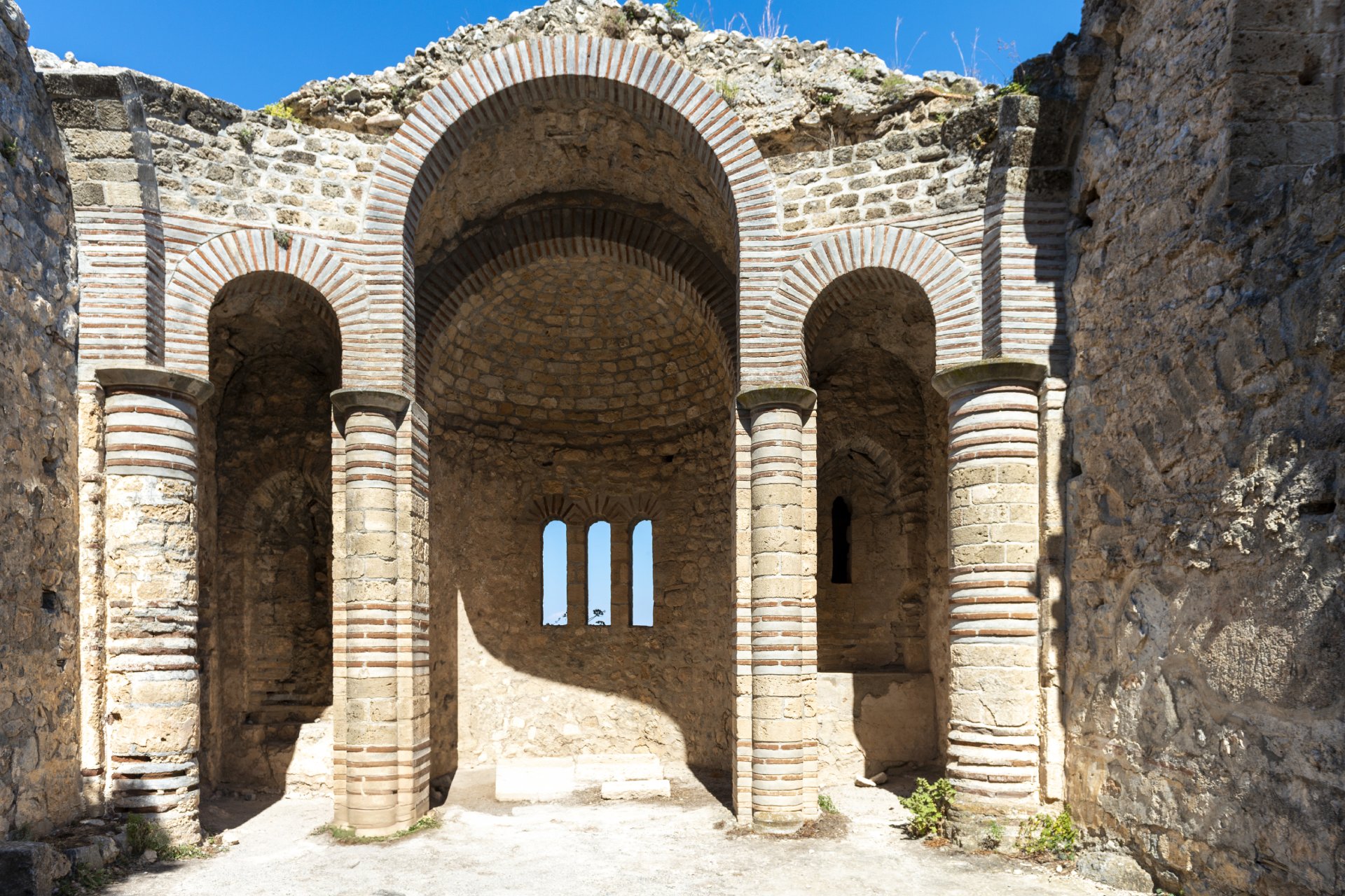 Kalenin &Ouml;ncesinde Bir Manastır Var mıydı? &ndash; Efsaneler, Halk Hafızası ve Tarihsel Belirsizlik