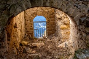 St. Hilarion Kalesi Zindanları – Gerçek Tarih ile Efsanenin Kesiştiği Karanlık Odalar