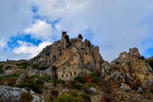 Karanlık Atmosferin Yarattığı Zindan Algısı – Taşın, Sessizliğin ve Işıksızlığın Birlikte Kurduğu Orta Çağ Hissi