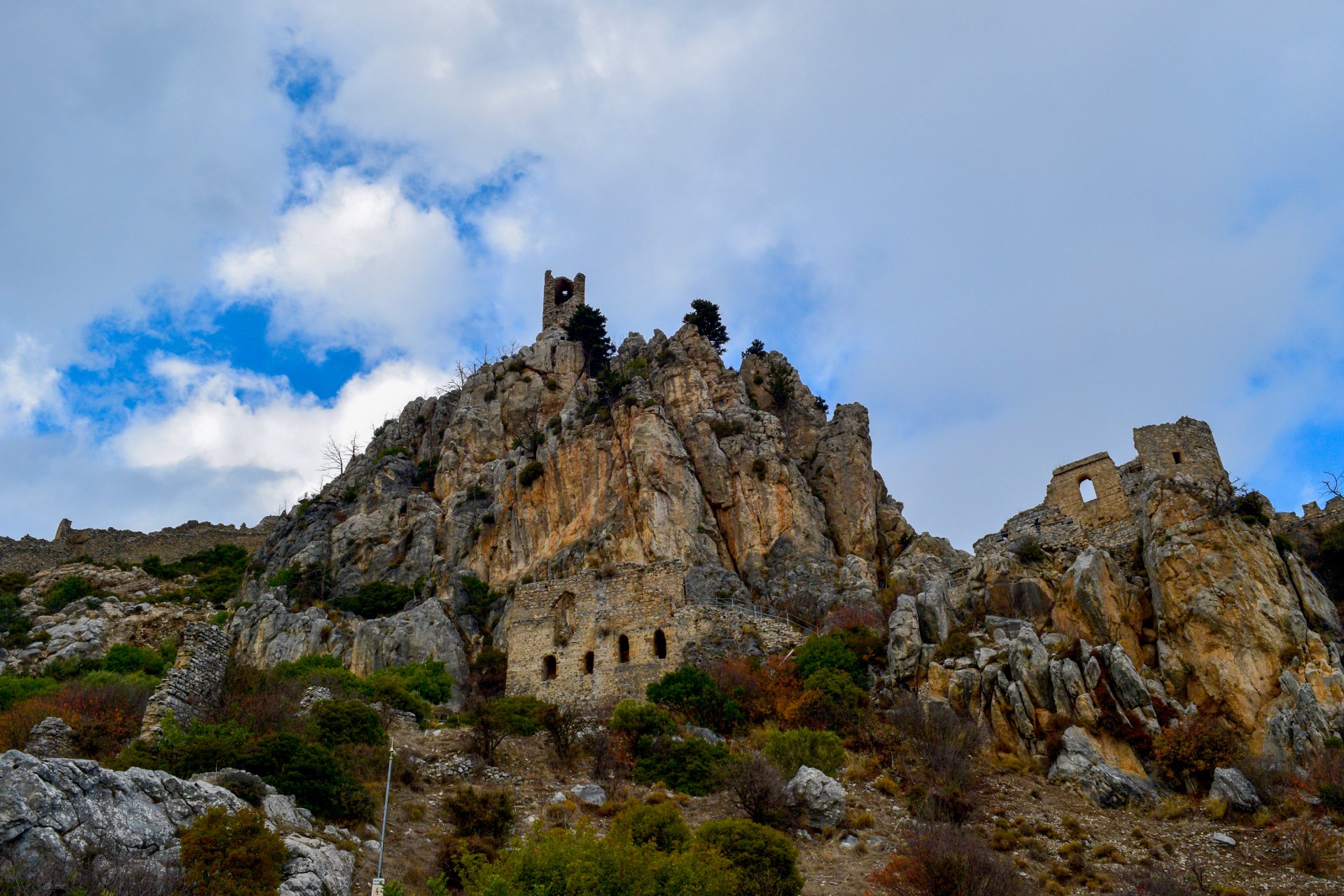 Karanlık Atmosferin Yarattığı Zindan Algısı &ndash; Taşın, Sessizliğin ve Işıksızlığın Birlikte Kurduğu Orta &Ccedil;ağ Hissi