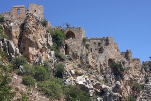 St. Hilarion Adının Kaleye Yerleşmesi – Bir İnziva Tepesinden Ortaçağ’ın Stratejik Kalesine