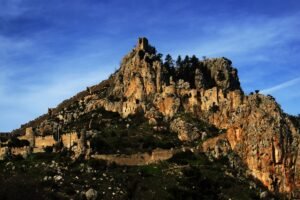St. Hilarion Kalesi’ndeki Lüzinyan Freskleri – Kayıp Saray Sanatının İzinde